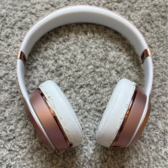 Beats rose gold headphones - Picture 2 of 6